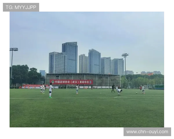 校园足球联赛广泛开展,促进学生健康成长与情感交流