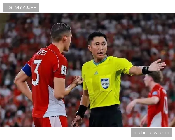 场边花絮:对方主帅不满判罚,第四官员示意其冷静
