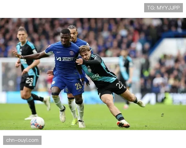 特写:斯特林失点后向客队看台致歉,切尔西球迷报以掌声 特写:斯特林失点后向客队看台致歉,切尔西球迷报以掌声